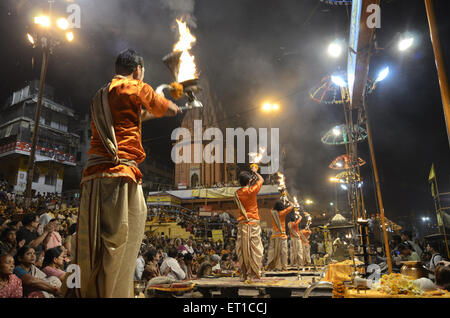 I sacerdoti di eseguire pooja sui ghat Varanasi in Uttar Pradesh, India Foto Stock