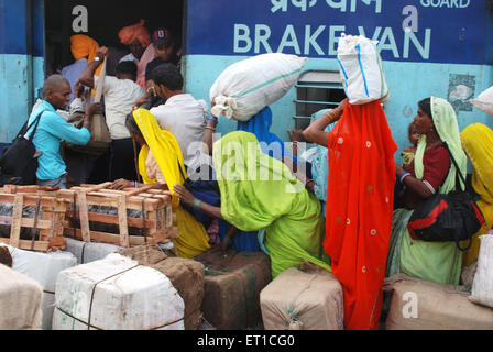 Pendolari cercando di entrare in brakevan del treno ; Jodhpur ; Rajasthan ; India Foto Stock