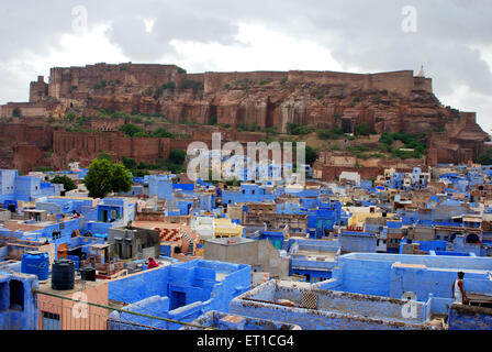 Forte Mehrangarh e case blu ; Jodhpur ; Rajasthan ; India Foto Stock