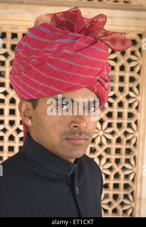 Guida turistica nel mantello e turbante ; Rajasthan ; India Signor#704F Foto Stock