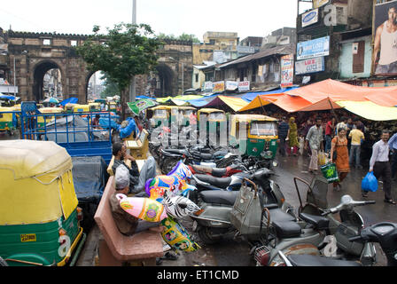 Scena di mercato veicoli parcheggiati in monsone a teen darwaza ; Ahmedabad ; Gujarat ; India Foto Stock