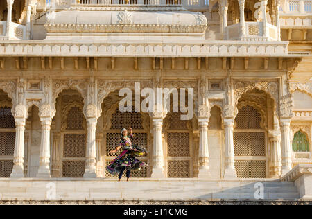 Kalbeliya ragazza a ; Jaswant Thada ; Jodhpur ; Rajasthan ; India NOMR Foto Stock