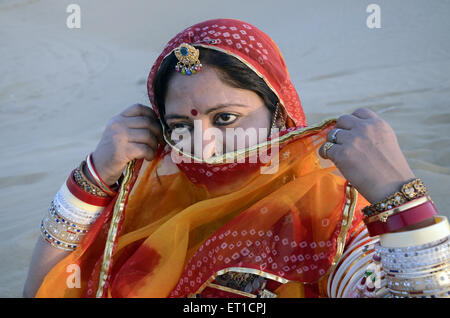 Ritratto di donna di Rajasthani in Jaisalmer in Rajasthan in India Foto Stock