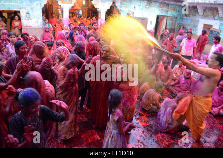 Le persone che giocano con gulal su Holi festival a Ghanshyam ji ; Jodhpur ; Rajasthan ; India Foto Stock