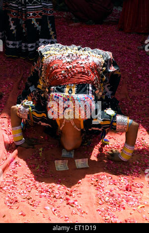 Danzatrice Kalbelia prendendo nota di valuta nella sua bocca mentre dancing ; Jodhpur ; Rajasthan ; India Foto Stock