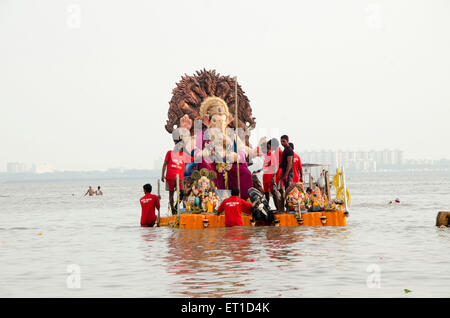 Ganpati immersione in mare a Girgaon Chowpatty su Ganpati Utsav India Asia Foto Stock