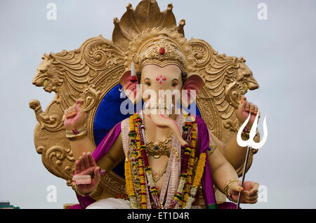 Idolo di Ganpati essendo effettuata per immersione in mare a Girgaon Chowpatty Mumbai India Asia Foto Stock