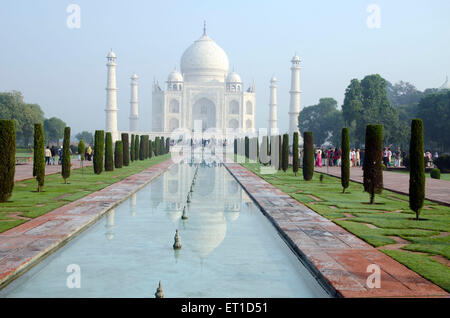 Lunga vista del Taj Mahal Agra Uttar Pradesh India Asia Foto Stock