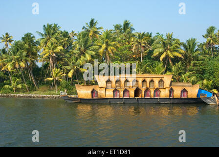 Houseboat sulla banca del fiume di ashtamudi ; Quilon ; Alleppey ; Kerala ; India Foto Stock