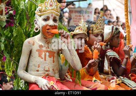 Ragazzi sotto mentite spoglie di Hanuman godendo ice candy in processione di Ramnavami Jodhpur Rajasthan India n. MR Foto Stock