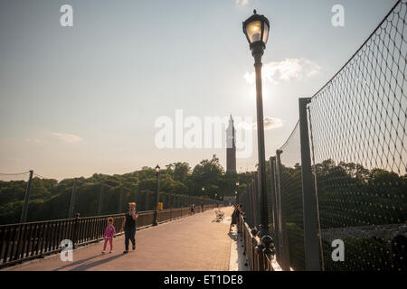 Entusiasti visitatori a piedi e in bici su aperto recentemente ricostruito alto ponte di collegamento del Bronx a Upper Manhattan oltre il Fiume Harlem in New York martedì 9 giugno, 2015. Il ponte pedonale, il più antico ponte di New York è stata chiusa in quanto a partire dagli anni settanta e faceva parte del Croton sistema di acquedotti fino al 1917, la fornitura di acqua a New York. (© Richard B. Levine) Foto Stock