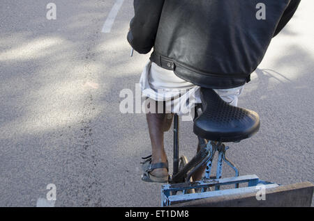 In rickshaw driver di pilotaggio di risciò ciclo su strada a Jaipur in Rajasthan in India Foto Stock