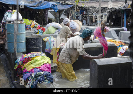 Washermen lavaggio biancheria in Dhobi Ghat a Mumbai India Maharashtra Foto Stock