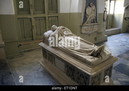 Statua sdraiata nella cattedrale di San Tommaso a Bombay ; Mumbai ; Maharashtra ; India ; Asia Foto Stock