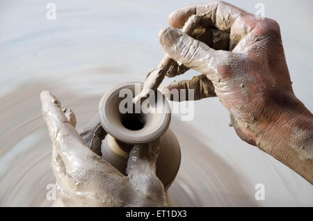 Potter rendendo pentola di terra in Bikaner in Rajasthan India Asia Foto Stock