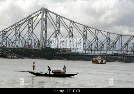 Persone di pesca nel Fiume Hooghly Kolkata a West Bengal India Asia Foto Stock