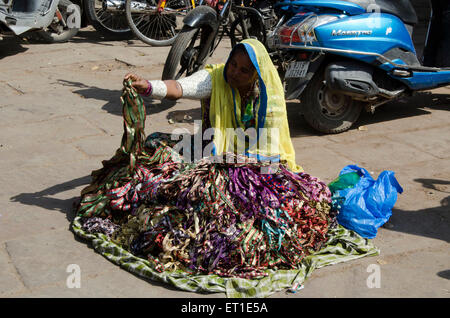 Donna pizzo vendita su strada Jodhpur Rajasthan in India Foto Stock