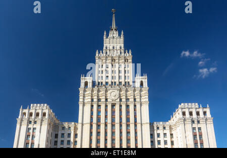 La Porta Rossa edificio è uno dei sette grattacieli stalinista, progettato da Alexey Dushkin. Il suo nome deriva dal cancello rosso square Foto Stock