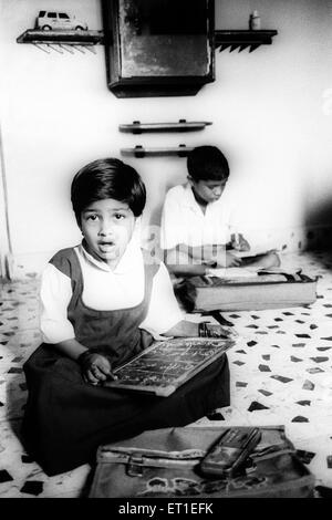 I bambini di ballerini lavani imparando a leggere e scrivere ; India n. MR Foto Stock