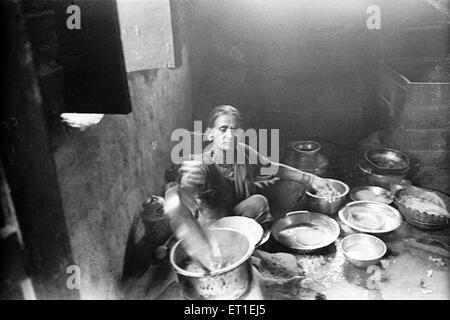 Le donne che lavorano nella cucina ; Modnib ; Maharashtra ; India n. MR Foto Stock