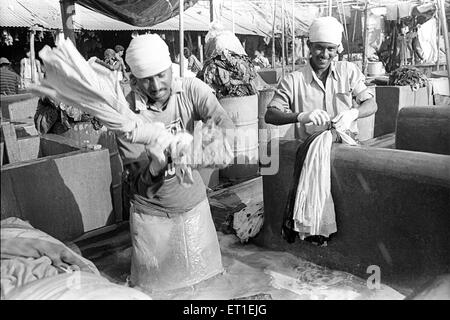 La rondella di uomini a Dhobi ghat ; ; Mahalaxmi Mumbai Bombay ; Maharashtra ; India Foto Stock