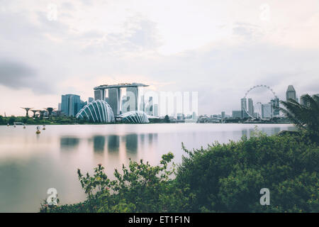 Il Marina Bay Sands, giardini dalla baia con cloud forest, fiore dome, supertrees e il Singapore Flyer durante il giorno Foto Stock