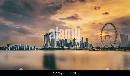 Il Marina Bay Sands, giardini dalla baia con cloud forest, fiore cupola e supertrees al tramonto Foto Stock