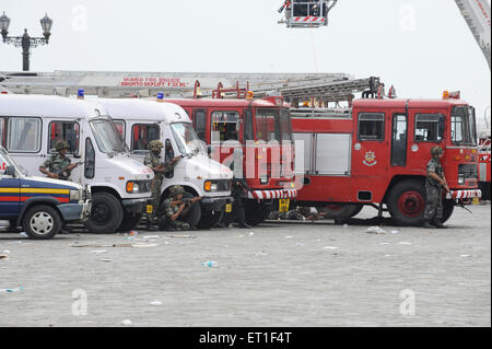 Ambulanza ; Vigili del Fuoco Van National Security Commandos Taj Mahal hotel ; attacco terroristico 26 novembre 2008 Bombay Foto Stock