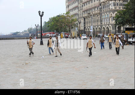 Sicurezza media persone per spostare indietro hotel Taj Mahal ; attacco terroristico Deccan Mujahideen il 26 novembre 2008 a Bombay Foto Stock