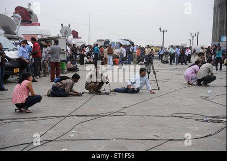 Media al di fuori del Taj Mahal hotel ; dopo l attacco terroristico da Deccan Mujahideen il 26 novembre 2008 a Bombay Foto Stock