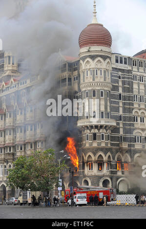 Incendio all'interno di hotel Taj Mahal Vigili del fuoco prendendo posizione ; attacco terroristico Deccan Mujahedeen il 26 novembre 2008 a Bombay Foto Stock