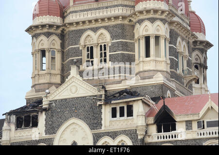 Finestra di masterizzazione del Taj Mahal hotel ; dopo l attacco terroristico da Deccan Mujahedeen il 26 novembre 2008 a Bombay Foto Stock