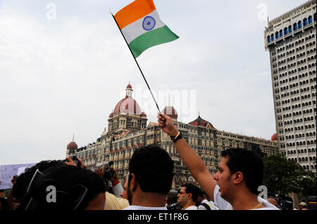 Sventola bandiera indiana Taj Mahal hotel ; dopo l attacco terroristico da Deccan Mujahedeen il 26 novembre 2008 a Bombay Foto Stock