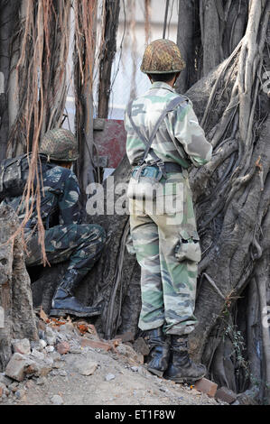 Commandos al di fuori del Taj Mahal hotel ; dopo l attacco terroristico da Deccan Mujahedeen il 26 novembre 2008 a Bombay Foto Stock