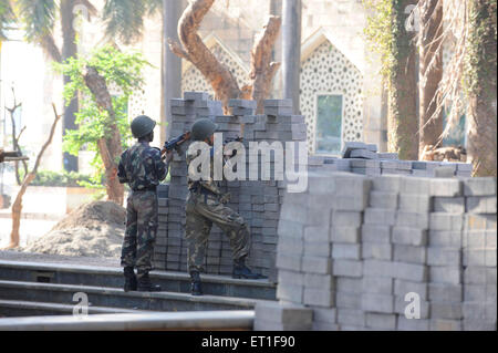 Commandos al di fuori del Taj Mahal hotel ; dopo l attacco terroristico da Deccan Mujahedeen il 26 novembre 2008 a Bombay Foto Stock