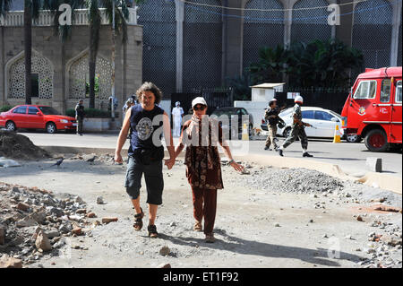 Liberati ostaggi al di fuori del Taj Mahal hotel ; dopo l attacco terroristico da Deccan Mujahedeen il 26 novembre 2008 a Bombay Foto Stock