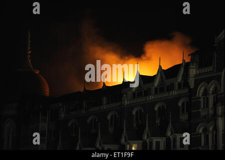 Incendio nella vecchia ala del Taj Mahal hotel ; dopo l attacco terroristico da Deccan Mujahedeen il 26 novembre 2008 a Bombay Foto Stock