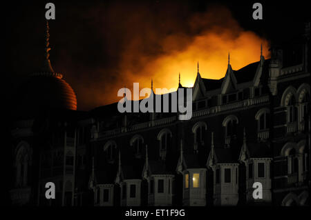 Incendio nella vecchia ala del Taj Mahal hotel ; dopo l attacco terroristico da Deccan Mujahedeen il 26 novembre 2008 a Bombay Foto Stock