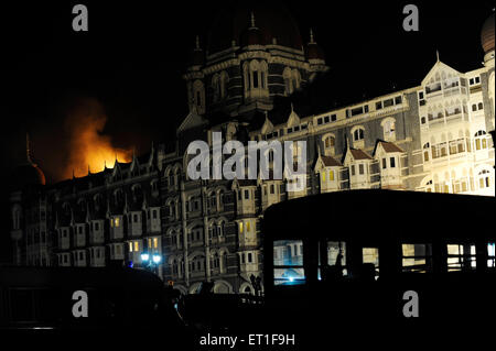 Incendio nella vecchia ala del Taj Mahal hotel ; dopo l attacco terroristico da Deccan Mujahedeen il 26 novembre 2008 a Bombay Foto Stock