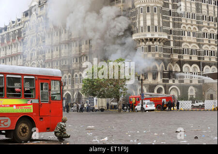 Incendio nella vecchia ala del Taj Mahal hotel ; dopo l attacco terroristico da Deccan Mujahedeen il 26 novembre 2008 a Bombay Foto Stock