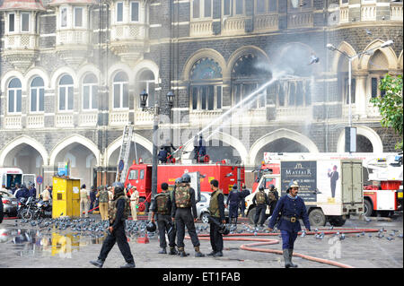 Vigili del Fuoco cercando di spegnere un incendio Taj Mahal hotel ; dopo l attacco terroristico da Deccan Mujahedeen del 26 novembre 2008 a Bombay Foto Stock