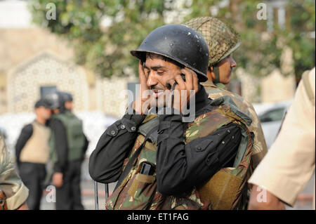 La sicurezza nazionale guardia commando NSG parlando di uccidere Deccan Mujahedeen attentati Taj Mahal hotel il 26 novembre 2008 a Bombay Foto Stock