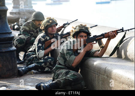 Esercito preposte al cancello titolo di India dopo l attacco terroristico da Deccan Mujahedeen del 26 novembre 2008 a Bombay Foto Stock