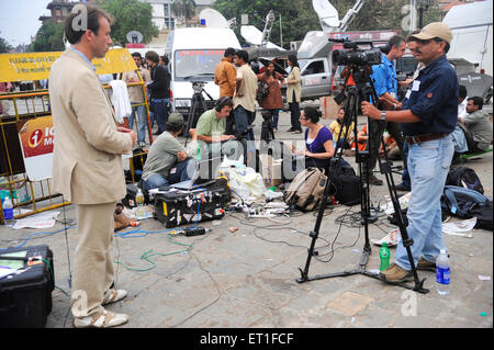 Media fuori Taj Mahal Hotel, 2008 Mumbai attacco terroristico, Bombay, Mumbai, Maharashtra, India Foto Stock