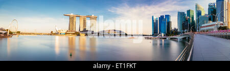 Di recente costruzione ponte del Giubileo con i famosi punti di riferimento di Singapore: marina bay sands, Singapore Flyer, Merlion, CBD Foto Stock