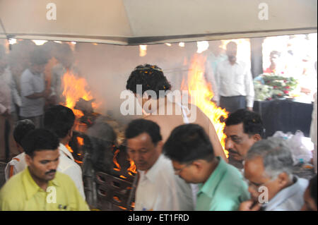 Cerimonia funeraria indù, figlio Akash, Hemant Karkare, capo squadra antiterrorismo, ucciso 2008 Mumbai attacco terroristico, Bombay, Mumbai, Maharashtra, India Foto Stock