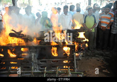 Cerimonia di cremazione funeraria indù, Hemant Karkare, squadra antiterrorismo capo, ucciso 2008 Mumbai attacco terroristico, Bombay, Mumbai, Maharashtra, India Foto Stock