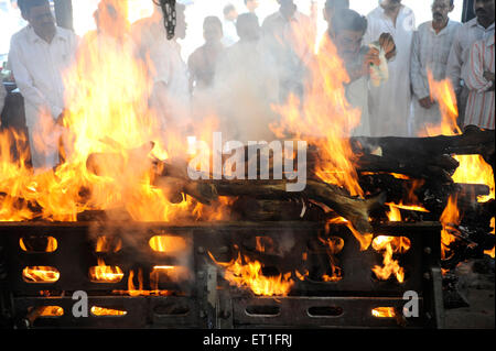 Cerimonia di cremazione funeraria indù, Hemant Karkare, squadra antiterrorismo capo, ucciso 2008 Mumbai attacco terroristico, Bombay, Mumbai, Maharashtra, India Foto Stock