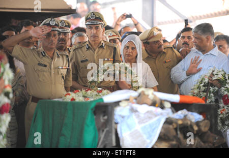 Hasan Gafoor A. N. Roy durante la cerimonia di cremazione funebre indù, Hemant Karkare, capo squadra antiterrorismo, ha ucciso 2008 Mumbai attacco terroristico, India Foto Stock