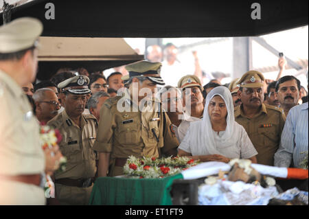Hasan Gafoor A. N. Roy durante la cerimonia di cremazione funebre indù, Hemant Karkare, capo squadra antiterrorismo, ha ucciso 2008 Mumbai attacco terroristico, India Foto Stock